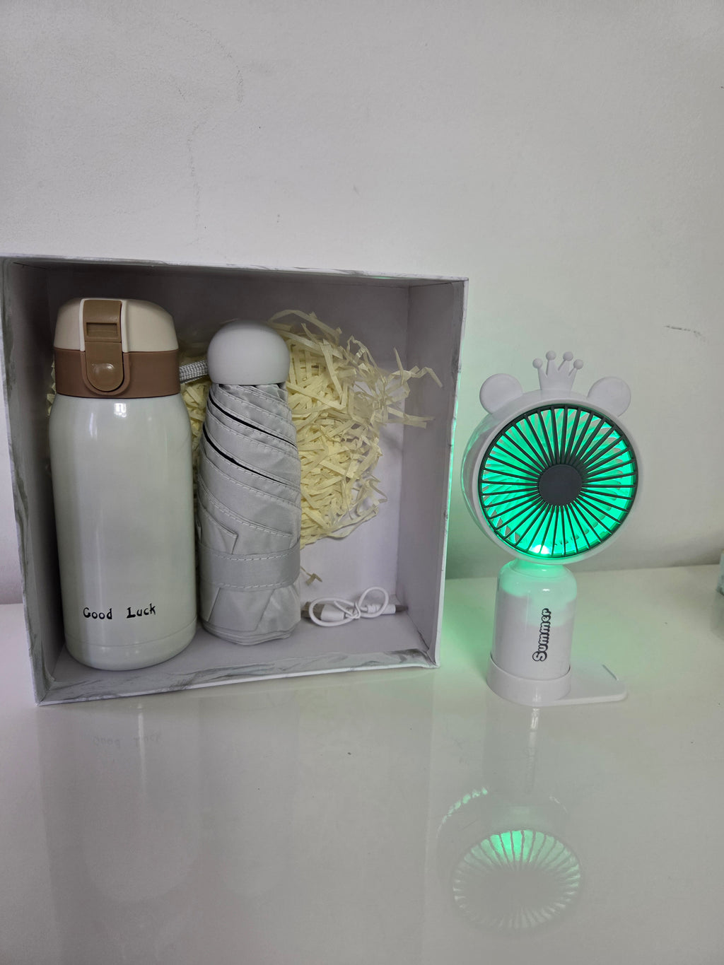 Coffret Cadeau Blanc – Thermos, Parapluie & Ventilateur